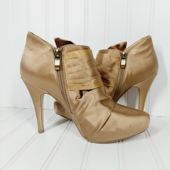 Glint Gold Bow Heeled Ankle Bootie C546 - Picture 3 of 11